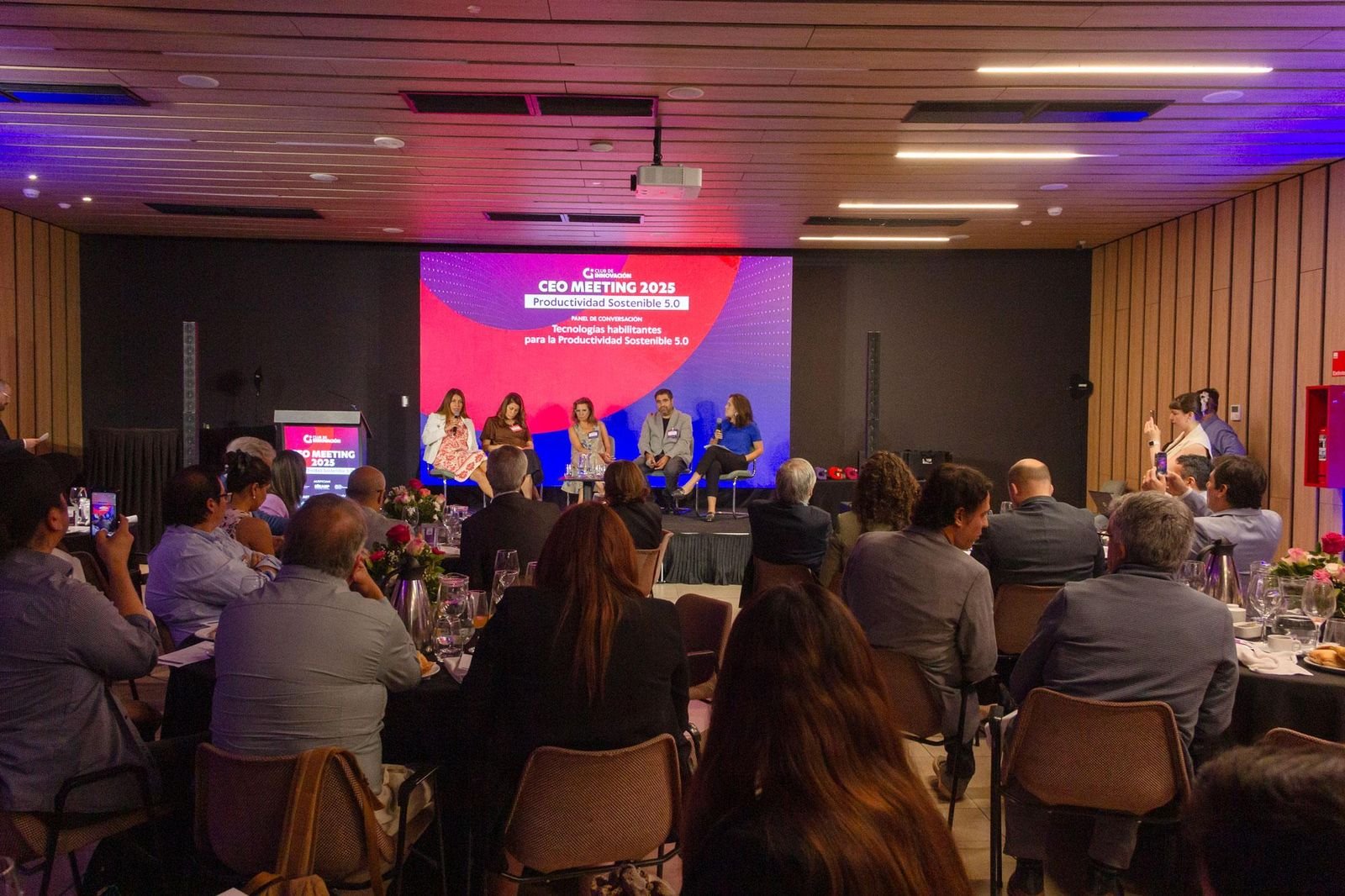 Salón del CEO Meeting 2025 con ejecutivos en mesas