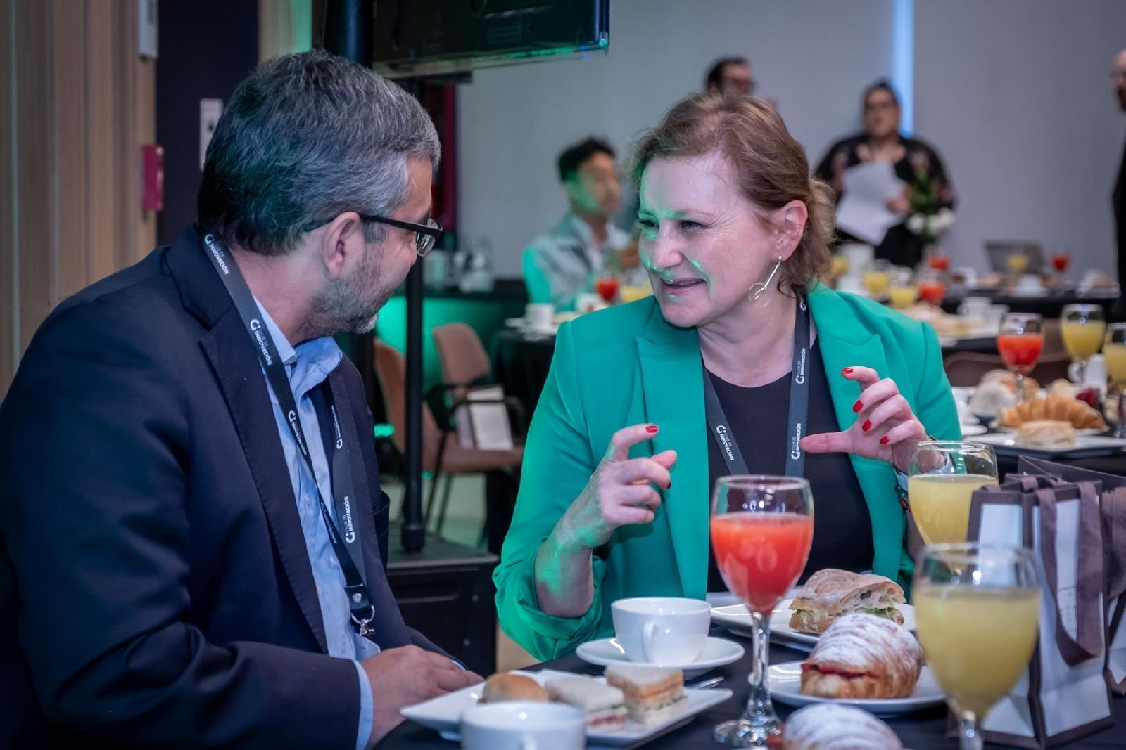 Ejecutivos conversando durante el networking